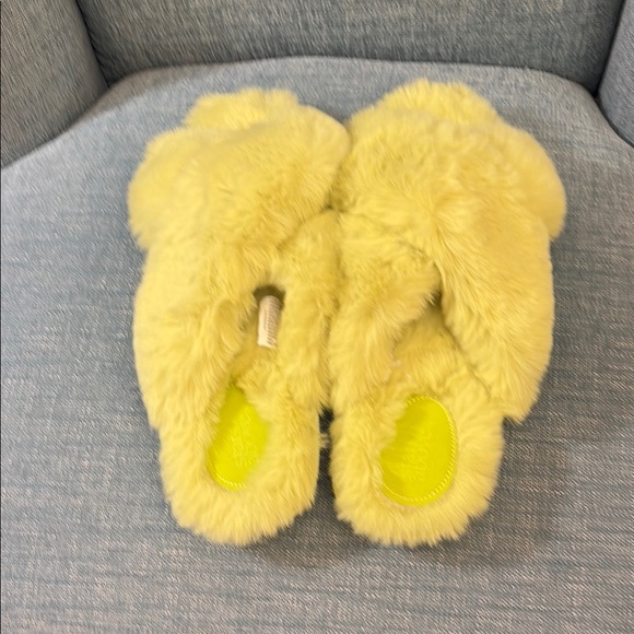 Fluffy Lime  Slippers Size 9/10 - Picture 2 of 8